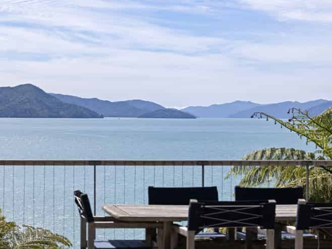 2045 Queen Charlotte Drive, Momorangi Bay