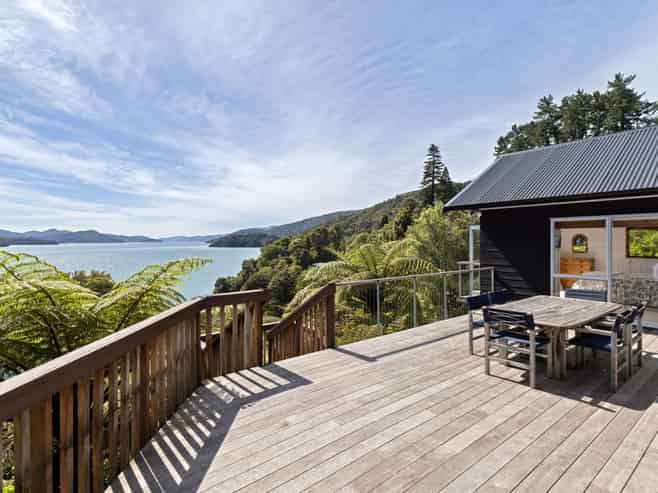 2045 Queen Charlotte Drive, Momorangi Bay