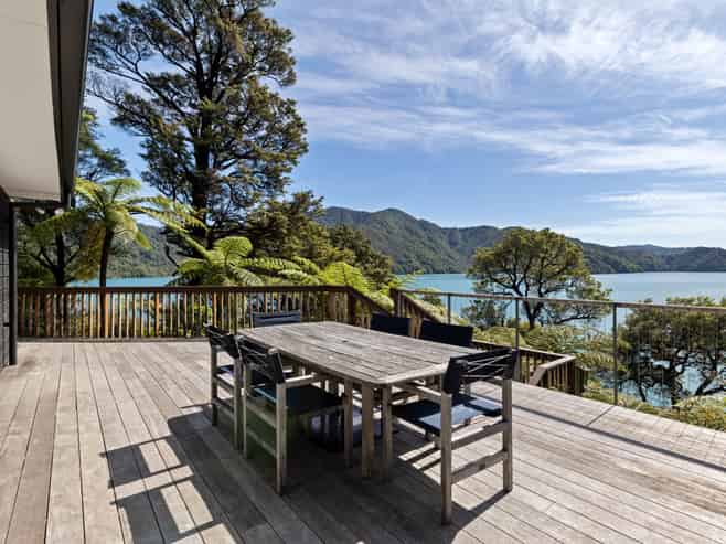 2045 Queen Charlotte Drive, Momorangi Bay