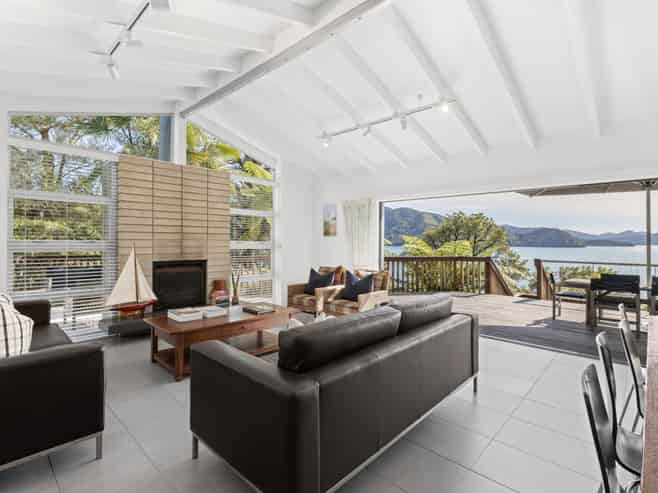 2045 Queen Charlotte Drive, Momorangi Bay