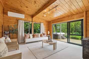 8 Takapu Street, Matua