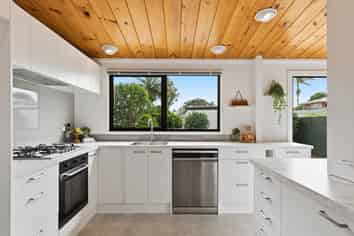 8 Takapu Street, Matua