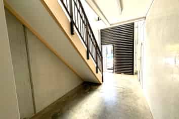 Vendor Relocating to France, NO PLAN B. 