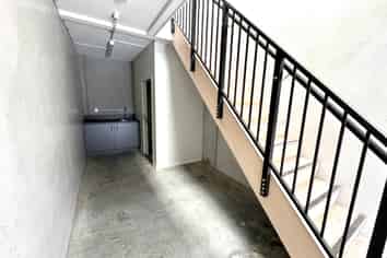 Vendor Relocating to France, NO PLAN B. 