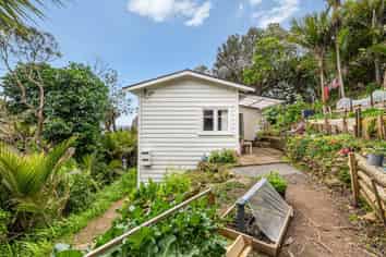 5 Sylvan Glade, Piha