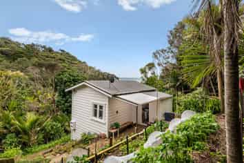 5 Sylvan Glade, Piha