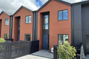 2/24 Akakura Terrace, Glenview