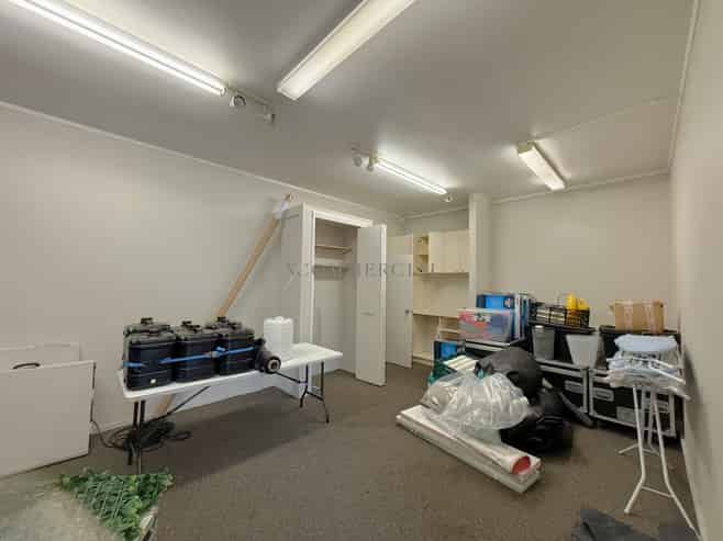 Modern Industrial Unit with Car Parks  - 532sqm