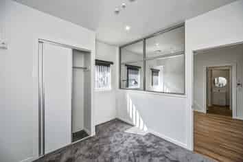 Versatile work-live unit