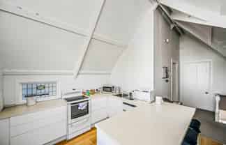 CHARACTER LIVE/WORK OFFICE ON COLLEGE HILL
