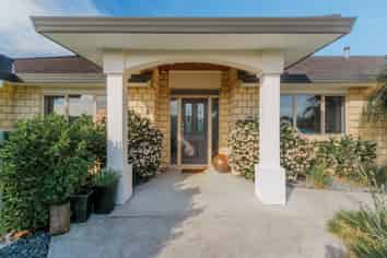 16 Palliser Drive, Huntington