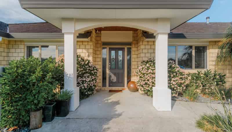 16 Palliser Drive, Huntington