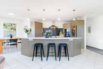 16 Palliser Drive, Huntington