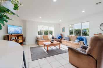 16 Palliser Drive, Huntington