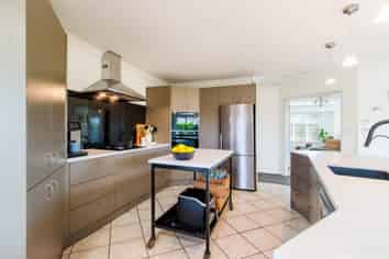 16 Palliser Drive, Huntington