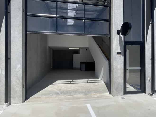 Unit with all the boxes ticked!