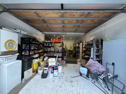 Tidy city-fringe office space with on-site parking