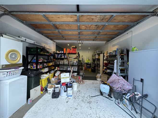 Tidy city-fringe office space with on-site parking