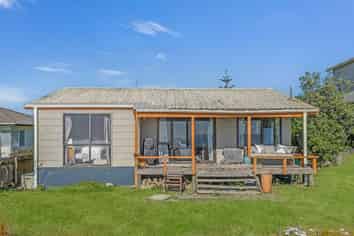 73 Pukehina Parade, Pukehina