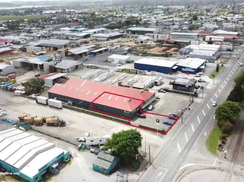 Main road workshop with office and yard