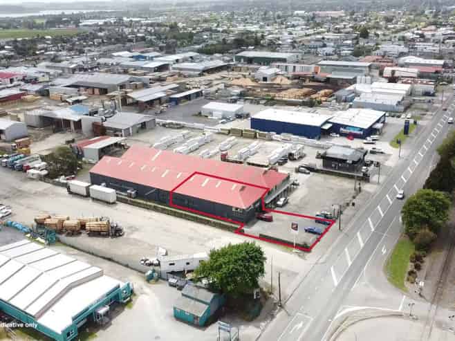 Main road workshop with office and yard