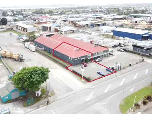 Main road workshop with office and yard