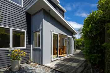 11 Valerie Place, Stepneyville