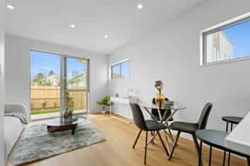 7/9 Coral Crescent, Panmure