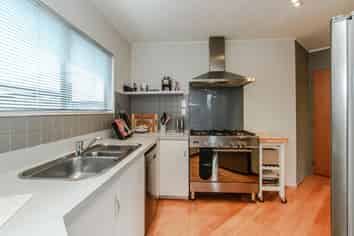 2/275 Hobsonville Road, Hobsonville