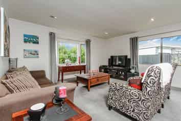 2/275 Hobsonville Road, Hobsonville