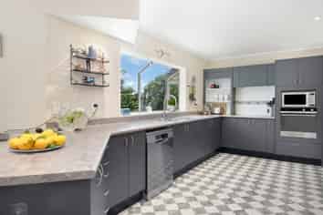 23 Renown Road, RAUMATI SOUTH