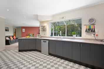 23 Renown Road, RAUMATI SOUTH