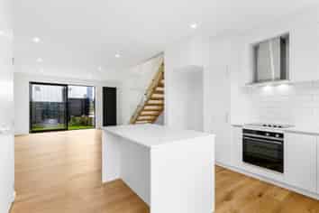 11/82 East Coast Road, Milford