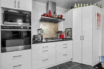 10 Reddecliffe Crescent, Hampstead