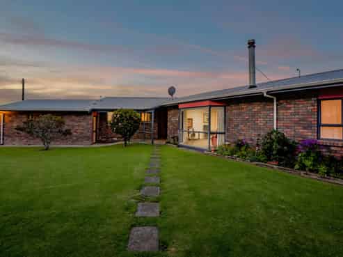 16 Hussey Street, Oakura