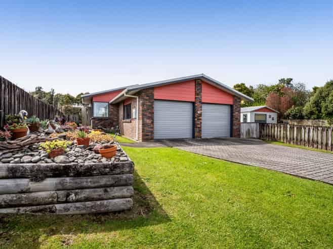 16 Hussey Street, Oakura