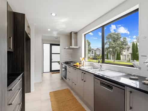 14 Windfola Parkway, Takanini