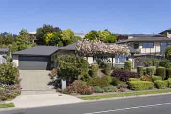 77 Washbourn Drive, Richmond