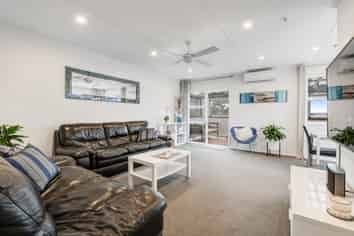 1/302 Sunset Road, Windsor Park
