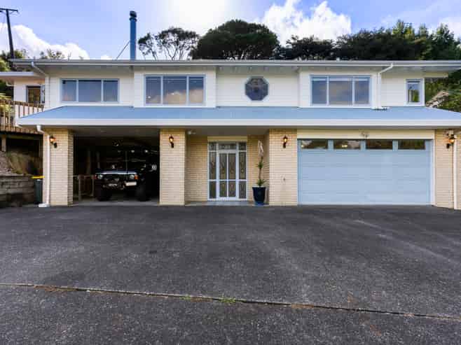 105 Waitakere Road, Waitakere