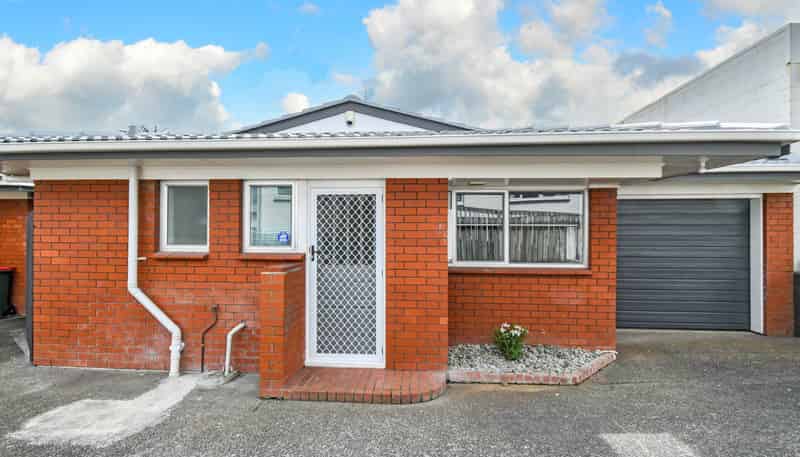 2/15 East Street, Papakura