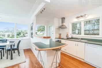 7 Mayfair Crescent, Mairangi Bay