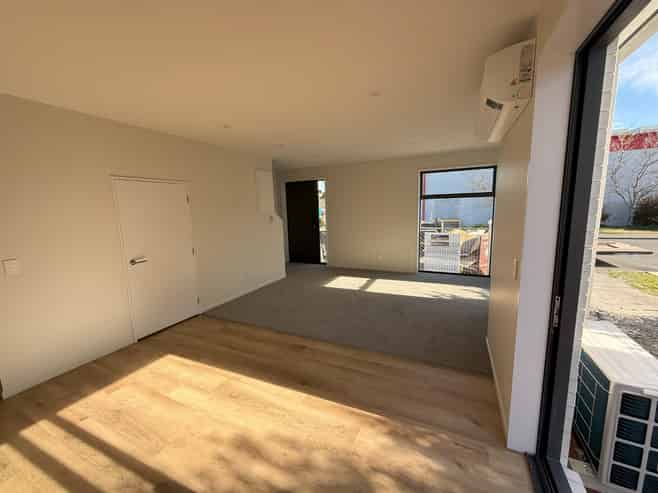 2/33 Russell Street, Linwood