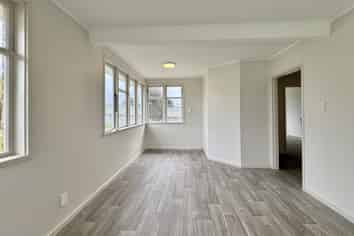 76 May Road, Mount Roskill