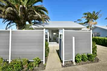 8A Beach Road, Manly