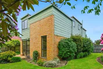 2/4 Gatonby Place, Avonhead