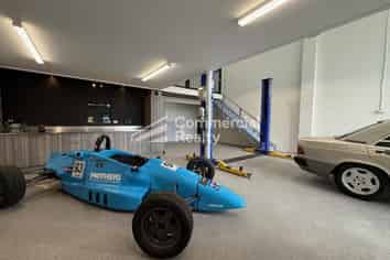 Tradie’s Dream Hq On Andromeda Cres!