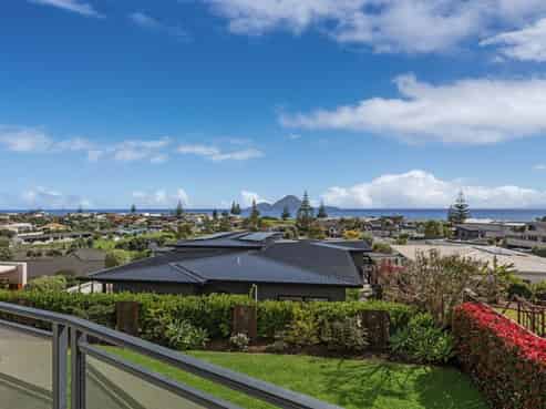 11 Island View Heights, Coastlands