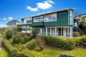 110 & 110A Beach Road, Castor Bay