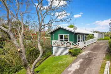 110 & 110A Beach Road, Castor Bay